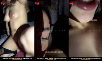 Genç bir kız, çıplak canlı yayında anal seks yapıyor