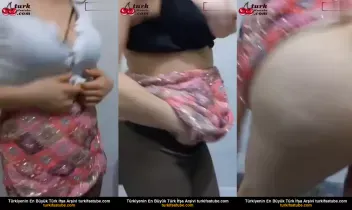 Koyu saçlı kız üvey kardeşin arkadan çıplak gelini